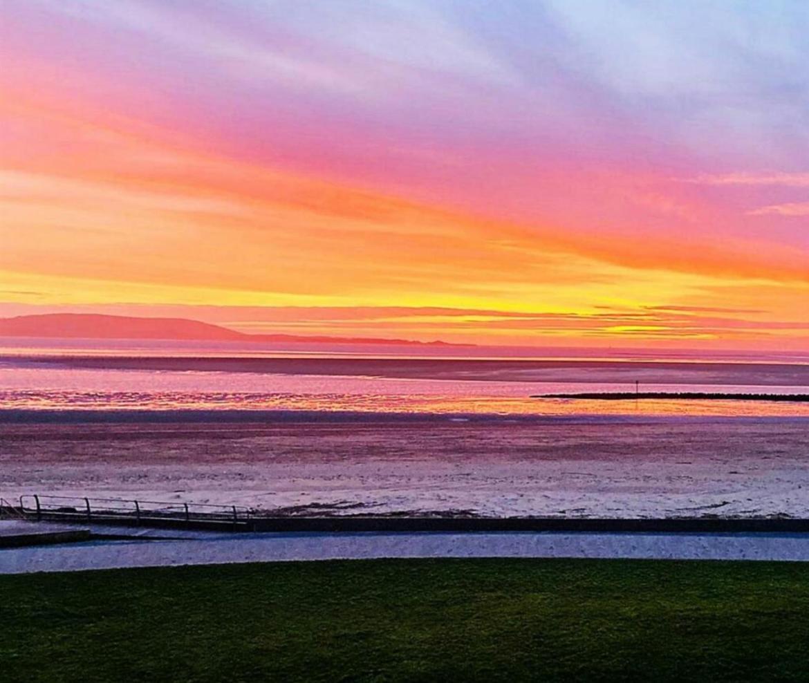 Beachfront Bliss With Spectacular Views Llanelli Exteriér fotografie